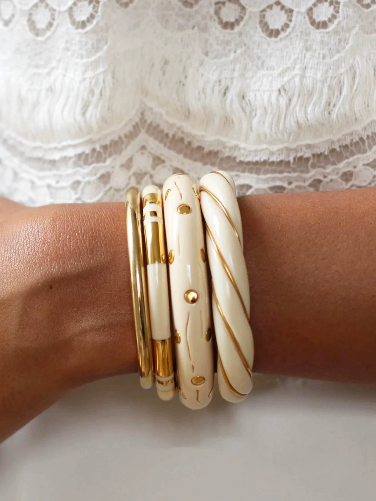 French Niche Design Aurel*Ebiderm*Nn Black And White Gold Rivet Enamel Glaze Open 𫔭 Mouth Bracelet European And American Middle Ages