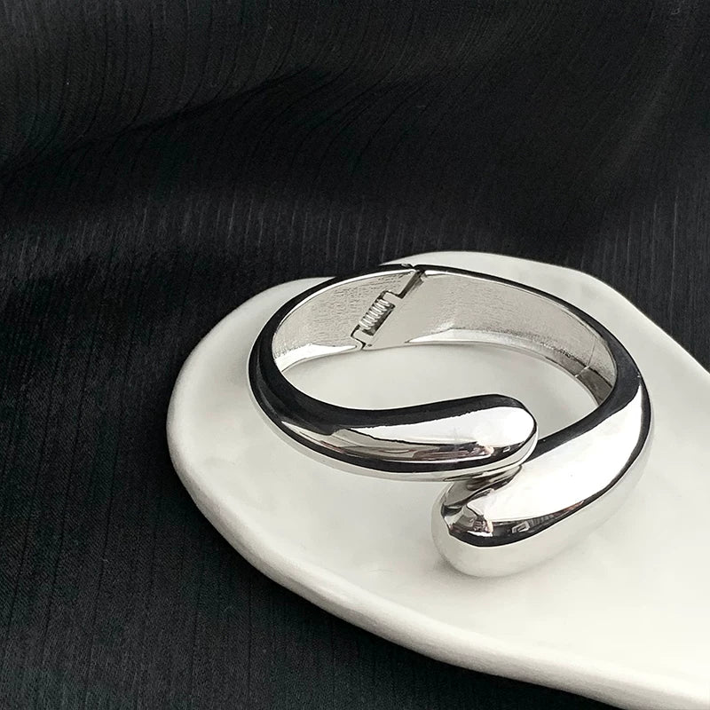 European And American Metallic Style Geometric Glossy Cross Vintage Bracelet For Women In Accessible Luxury Niche High End Sophisticated Bracelet Armband