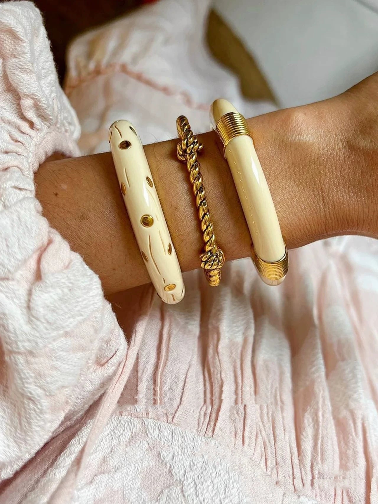 French Niche Design Aurel*Ebiderm*Nn Black And White Gold Rivet Enamel Glaze Open 𫔭 Mouth Bracelet European And American Middle Ages