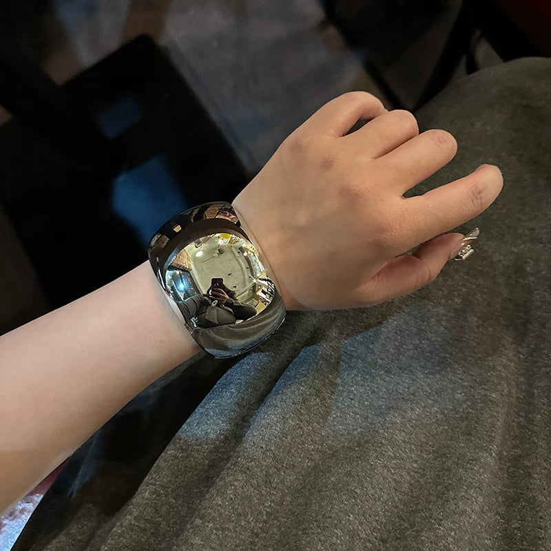 Niche High-End Wide Version Metal Curved Glossy Bracelet 2024 New High-End Light Luxury Open Bracelet Trend