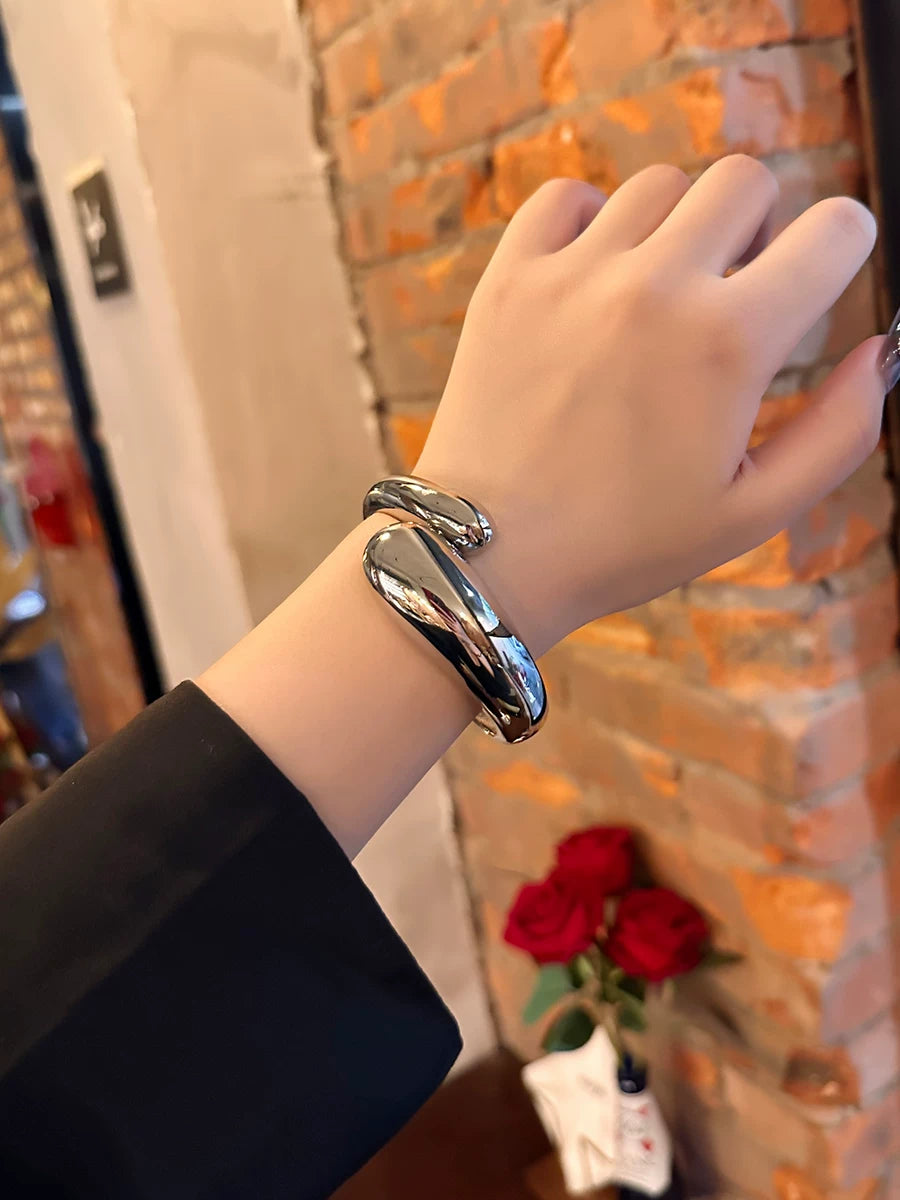 European And American Metallic Style Geometric Glossy Cross Vintage Bracelet For Women In Accessible Luxury Niche High End Sophisticated Bracelet Armband