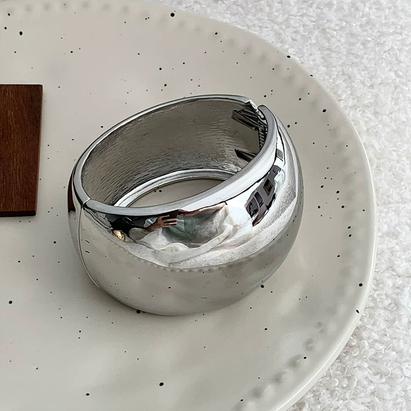 Niche High-End Wide Version Metal Curved Glossy Bracelet 2024 New High-End Light Luxury Open Bracelet Trend