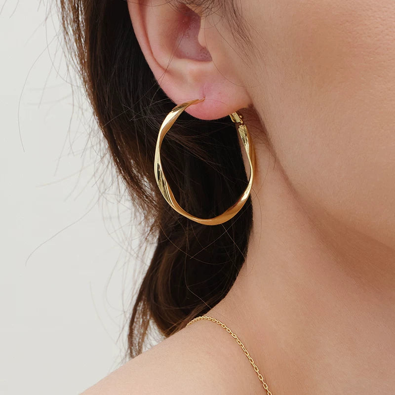 French Simple Temperament, High-End European And American Curves, Line Waves, Möbius Rings, Gold-Plated Silver Earrings