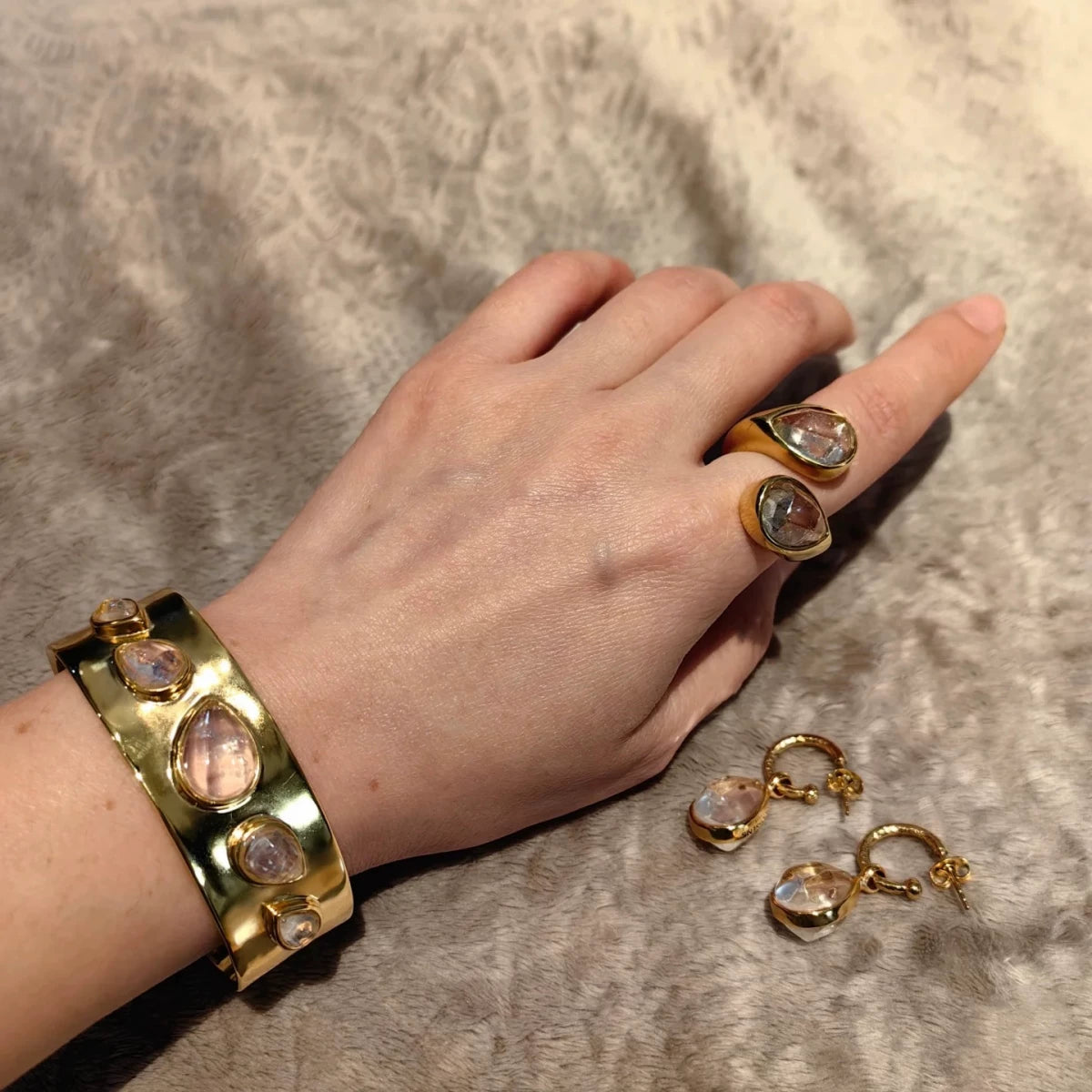 French Niche Design Water Drop Crystal Inlaid Wide Bracelet Simple Fashion European And American Fashion Gold Open 𫔭 Mouth Bracelet