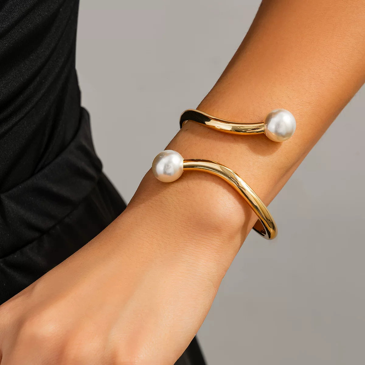 Detsccda | 2026 Irregular Metal Line Open Bracelet with Imitation Pearl Accent for Everyday Styling