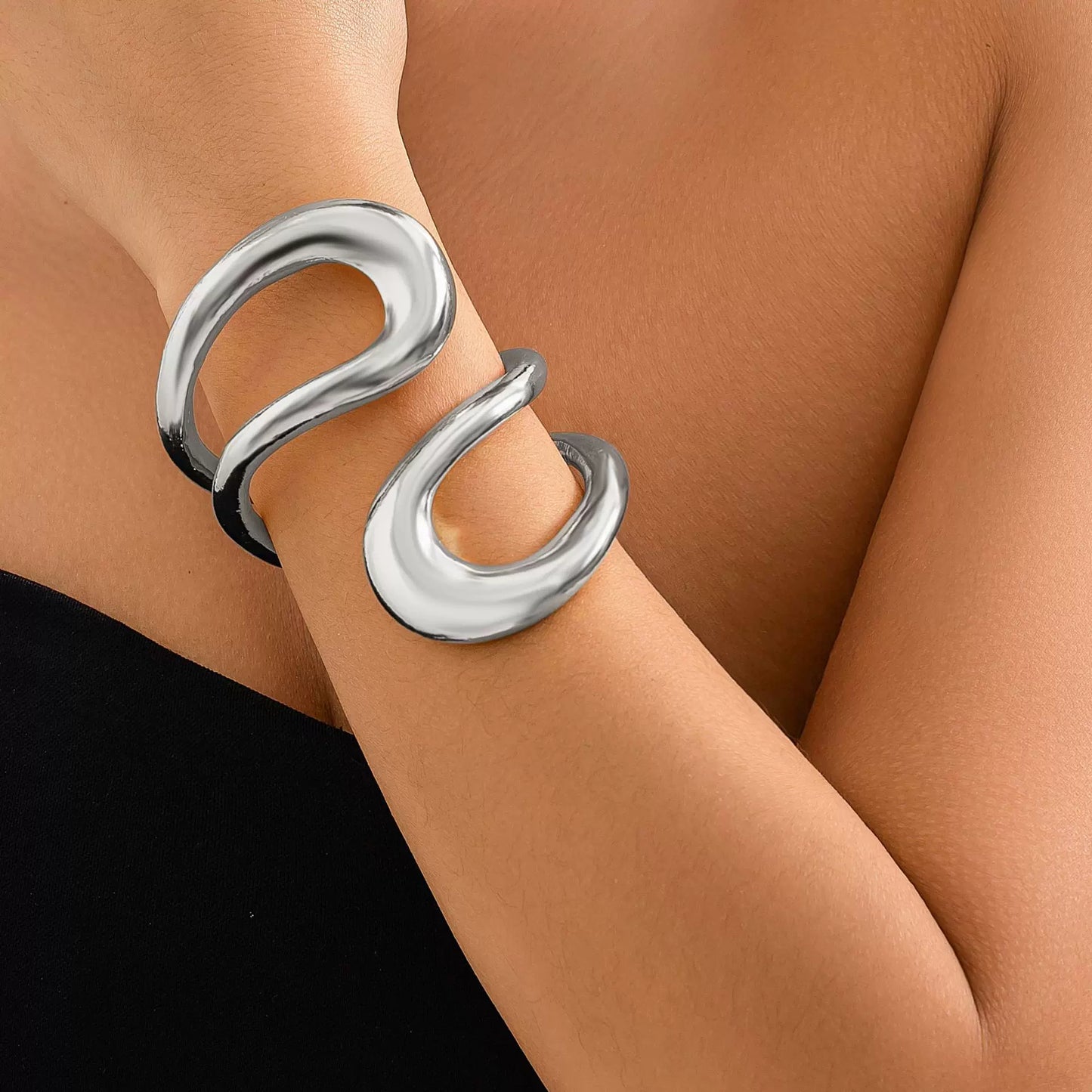 European And American Cross-Border Exaggerated Glossy Ring Metal Style Choker Necklace Ancient Hollow Irregular Spring Necklace For Women