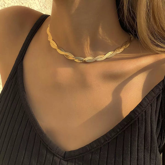 European And American Cool Style Flat Snake Bone Necklace For Women. Hip-Hop Simple Braided Soft Snake Bone Chain Clavicle Necklace.
