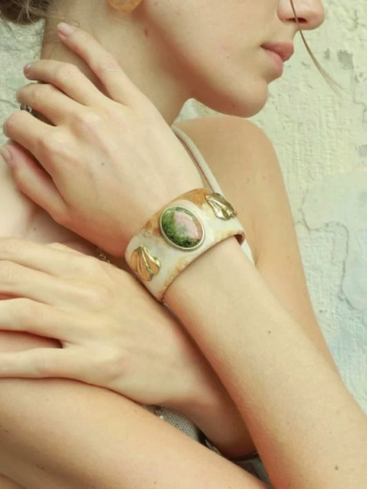 Wide Version Shell Flower Green Stone Bracelet For Women European And American Light Luxury Niche High-End Holiday Style Resin Open Bracelet Bracelet