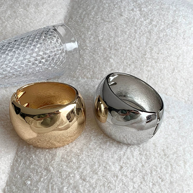 Niche High-End Wide Version Metal Curved Glossy Bracelet 2024 New High-End Light Luxury Open Bracelet Trend